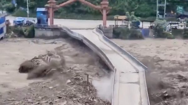 Cận cảnh lũ quét 'tử thần' cuốn trôi làng mạc, đập nước ở Nepal - Trung Quốc