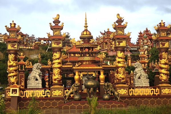 Cận cảnh nghĩa trang có nhiều lăng mộ bề thế ở Huế trước ngày đóng cửa