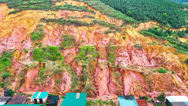 Cận cảnh ngôi làng sạt lở nghiêm trọng ở Lâm Đồng, 13 hộ dân phải di dời