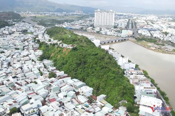 Cận cảnh ngọn núi 'mồ côi' nằm giữa lòng phố trước đề xuất san phẳng