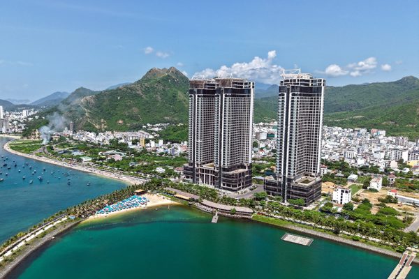 Cận cảnh 'siêu cao ốc' 38 tầng hoang phế nhiều năm bên bờ vịnh Nha Trang