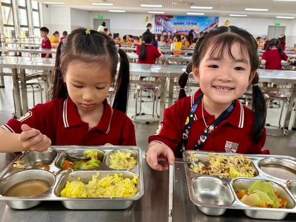 Cận cảnh suất ăn bán trú nấu tại bếp ăn trường học