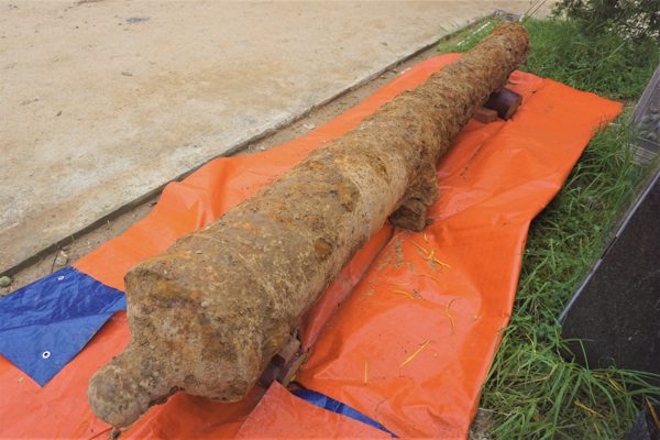 Cận cảnh súng thần công dài gần 3m, phát lộ khi tu bổ Thành Điện Hải