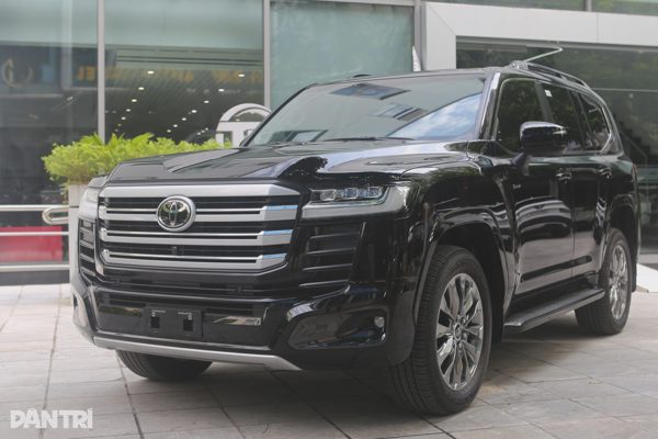 Cận cảnh SUV Toyota Land Cruiser bản hybrid tại Việt Nam