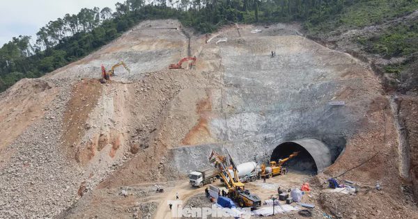 Cận cảnh thi công hầm xuyên núi trên cao tốc kết nối với Lào