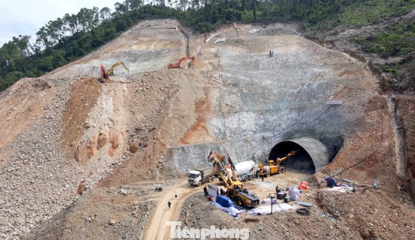 Cận cảnh thi công hầm xuyên núi trên cao tốc kết nối với Lào