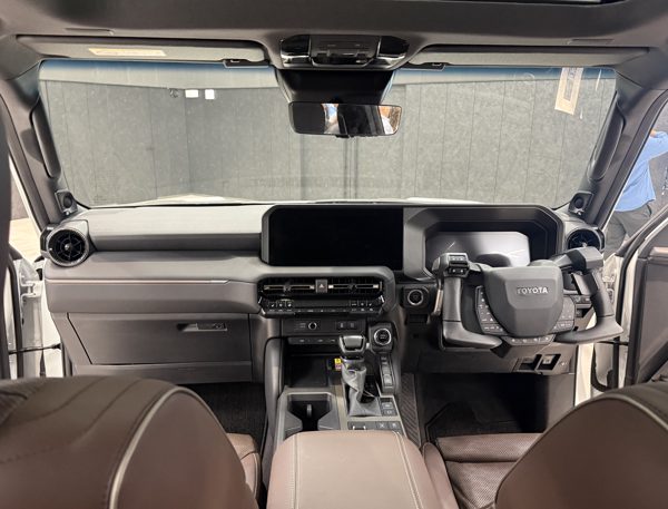 Cận cảnh Toyota Land Cruiser với công nghệ NEO Steer: Lái ô tô như xe máy