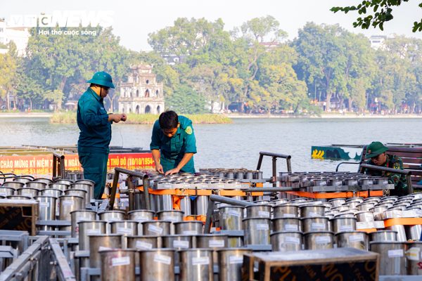 Cận cảnh trận địa pháo hoa bên Hồ Gươm chờ khai hỏa tối 10/10