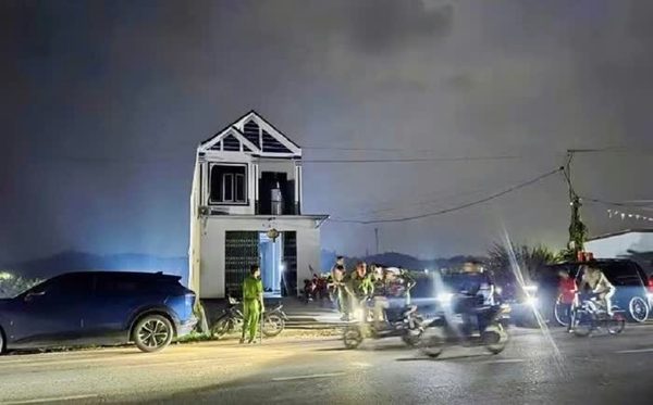 Cận cảnh vụ bắt giữ hai người đàn ông cầm hung khí kiếm, gậy gỗ cố thủ trên nóc nhà