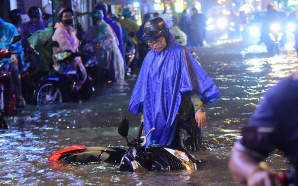 Cần có bảng chỉ dẫn, phát loa cảnh báo để người dân biết ‘né’ những điểm ngập sâu tại TP.HCM