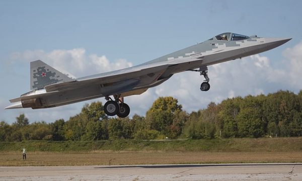 Căn cứ không quân Ukraine nghi trúng loạt tên lửa từ Su-57 Nga