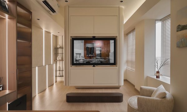 Căn hộ 130 m2 dùng khối tivi 'lơ lửng' chia không gian