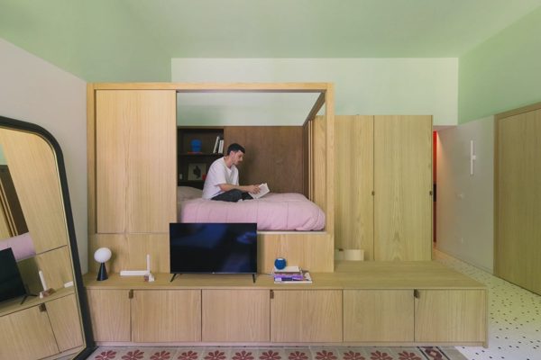 Căn hộ 28 m2 'giấu' giường trong khối gỗ để tiết kiệm diện tích
