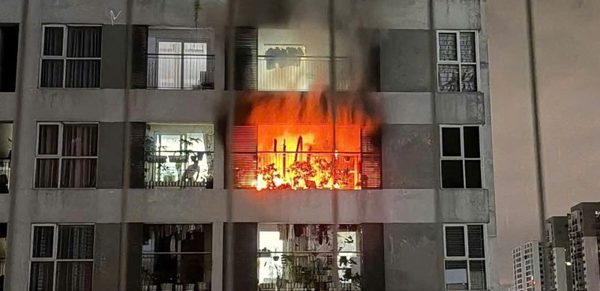 Căn hộ chung cư bốc cháy ngùn ngụt lúc rạng sáng