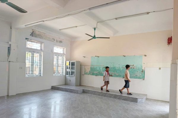 Cận ngày khai giảng, trường học ở Hà Tĩnh ngắt điện, tháo bảng để sửa chữa