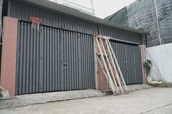 Căn nhà nguy cơ đổ sập bên dự án chung cư A&T Saigon Riverside ở TPHCM