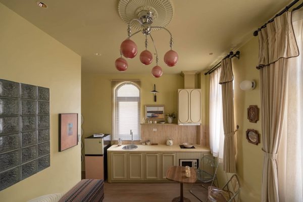 Căn studio 28m² nổi bật với sắc hồng và vàng cát
