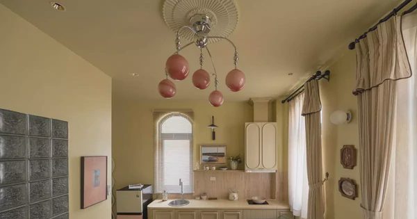 Căn studio 28m² nổi bật với sắc hồng và vàng cát