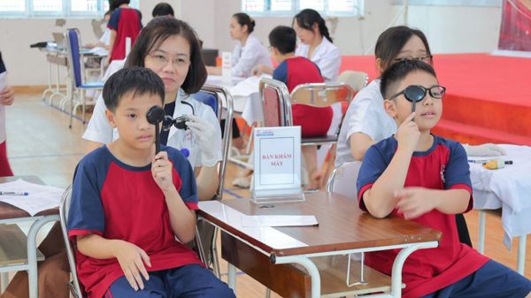 Cận thị học đường gia tăng: Phát hiện sớm để kiểm soát hiệu quả