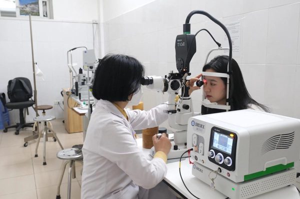 Cận thị trẻ em gia tăng, nguy cơ 90% mắc tật khúc xạ vào năm 2050