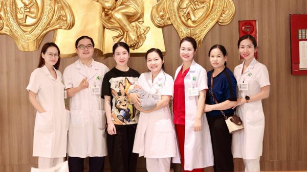 Can thiệp cứu thai trong ca tam thai tự nhiên biến chứng hiếm gặp
