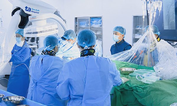 Can thiệp mạch vành cho du khách người Anh