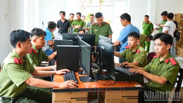Cần Thơ cấp phát 754 bộ máy vi tính cho Công an các đơn vị và địa phương
