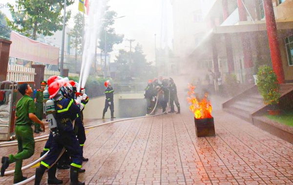 Cần Thơ diễn tập chữa cháy, cứu nạn tại Công ty Xổ số kiến thiết Sóc Trăng