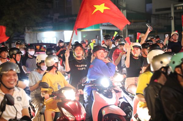 Cần Thơ rợp cờ hoa ăn mừng chiến thắng