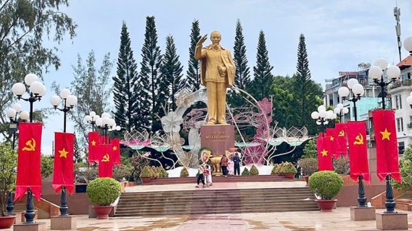 Cần Thơ rực rỡ cờ hoa trong những ngày tháng Tám