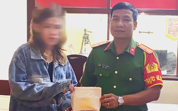 Cần Thơ: Trao trả chiếc ví chứa gần 70 triệu đồng và ngoại tệ cho người phụ nữ