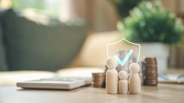 Cần tiền gấp, nhiều người quyết hủy hợp đồng bảo hiểm nhân thọ: Có nên không?