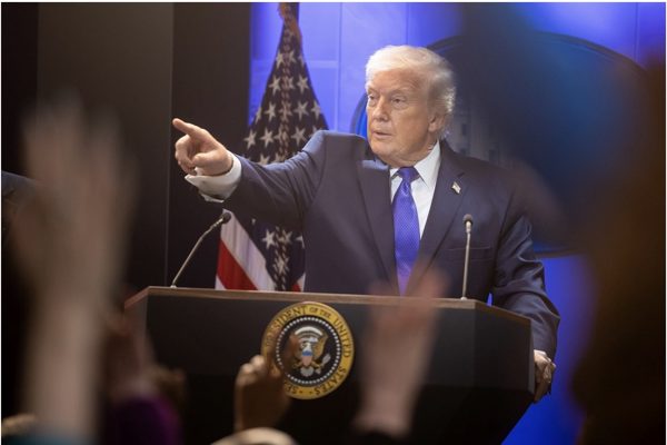 Căng thẳng với truyền thông, ông Trump cấm 3 hãng tin vào Nhà Trắng