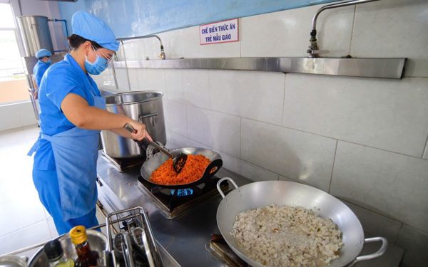 Căng tin trường bán giá cao hơn bên ngoài, bạn đọc hiến kế 'cho siêu thị vô trường'
