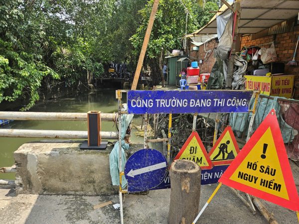 Cảnh báo hố sâu nguy hiểm tại con đường ngập nặng nhất ở TPHCM