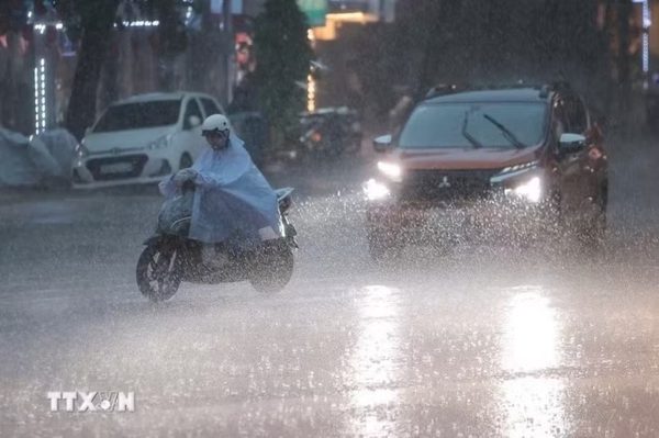 Cảnh báo mưa dông kèm lốc sét ở Hà Nội, lũ quét, sạt lở đất tại Bắc Bộ, Trung Bộ