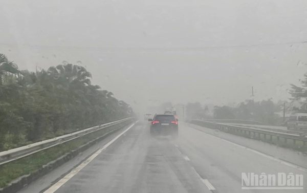 Cảnh báo mưa lớn cục bộ, lốc, sét mưa đá, gió giật ở khu vực thành phố Huế đến Đà Nẵng, Quảng Ngãi đến Đắk Lắk