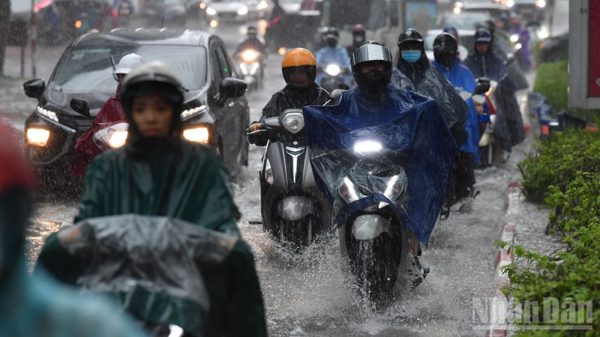 Cảnh báo mưa lớn tại Trung Bộ và Nam Bộ; tàu thuyền trên biển đề phòng lốc xoáy, gió giật mạnh