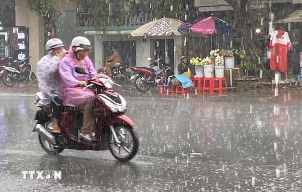 Cảnh báo mưa rất to trên 100mm trong 3 giờ ở Trung Bộ và Nam Bộ