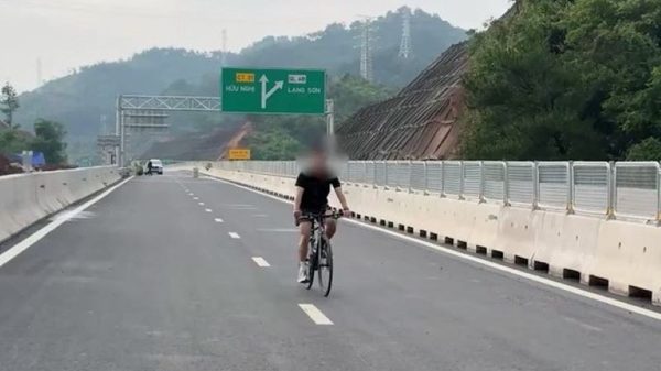 Cảnh báo người dân tự ý đi vào đường cao tốc đang thi công