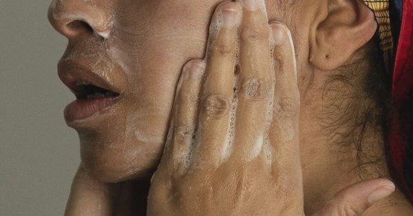 Cảnh báo rủi ro từ trào lưu ‘dưỡng da thủy tinh’ trên mạng