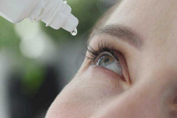 Cảnh báo thói quen dùng thuốc nhỏ mắt sai cách khi bị đỏ mắt, viêm kết mạc