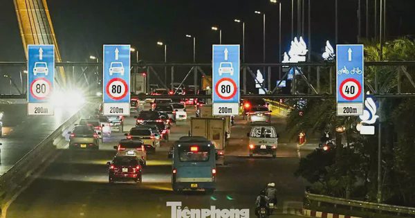 Cảnh cầu Nhật Tân ùn ứ trước giờ áp dụng quy định giữ khoảng cách