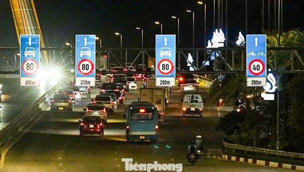 Cảnh cầu Nhật Tân ùn ứ trước giờ áp dụng quy định giữ khoảng cách