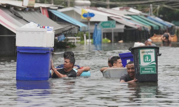 Cảnh chạy lụt, ngủ trên bàn của người dân Bangkok