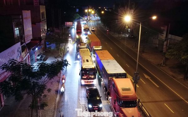 Cảnh đối lập trên cao tốc Hà Nội - Hải Phòng và quốc lộ 5