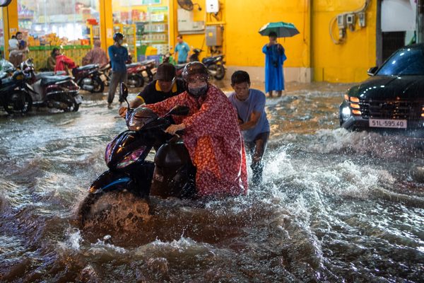 Cảnh đường ‘ngập như sông’, ô tô bất động, xe máy bị nước xô ngã ở TPHCM