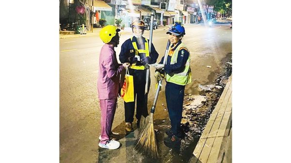 Cánh én thầm lặng gieo những mùa xuân