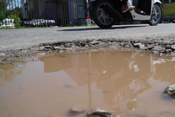 Cảnh khiến người đi đường lắc đầu ngán ngẩm trên Quốc lộ 80