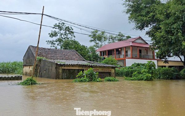 Cảnh ngập lụt sâu cả mét của hàng trăm hộ dân Thanh Hóa